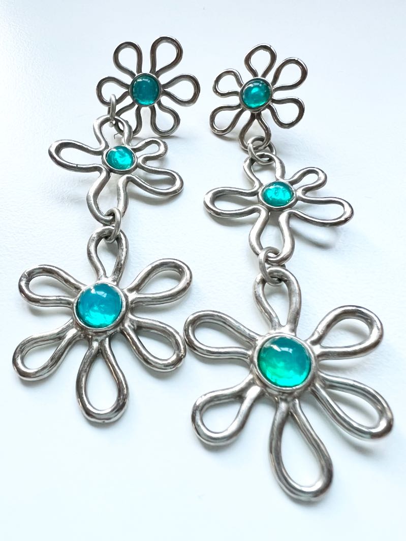 Earrings - Vintage 3 Tier Drop Earrings. For Pierced Ears. Silver Tone Flowers with Turquoise Glass Bead in Centre ML2016 - Image 4