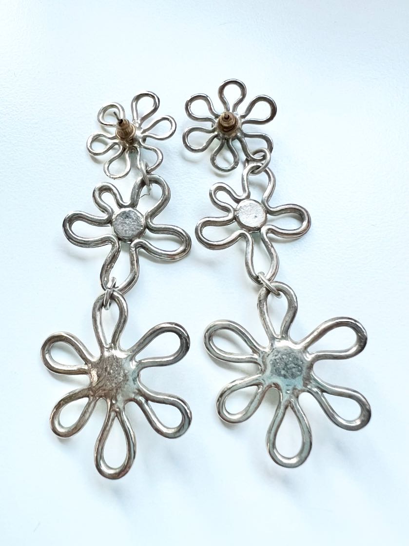 Earrings - Vintage 3 Tier Drop Earrings. For Pierced Ears. Silver Tone Flowers with Turquoise Glass Bead in Centre ML2016 - Image 3