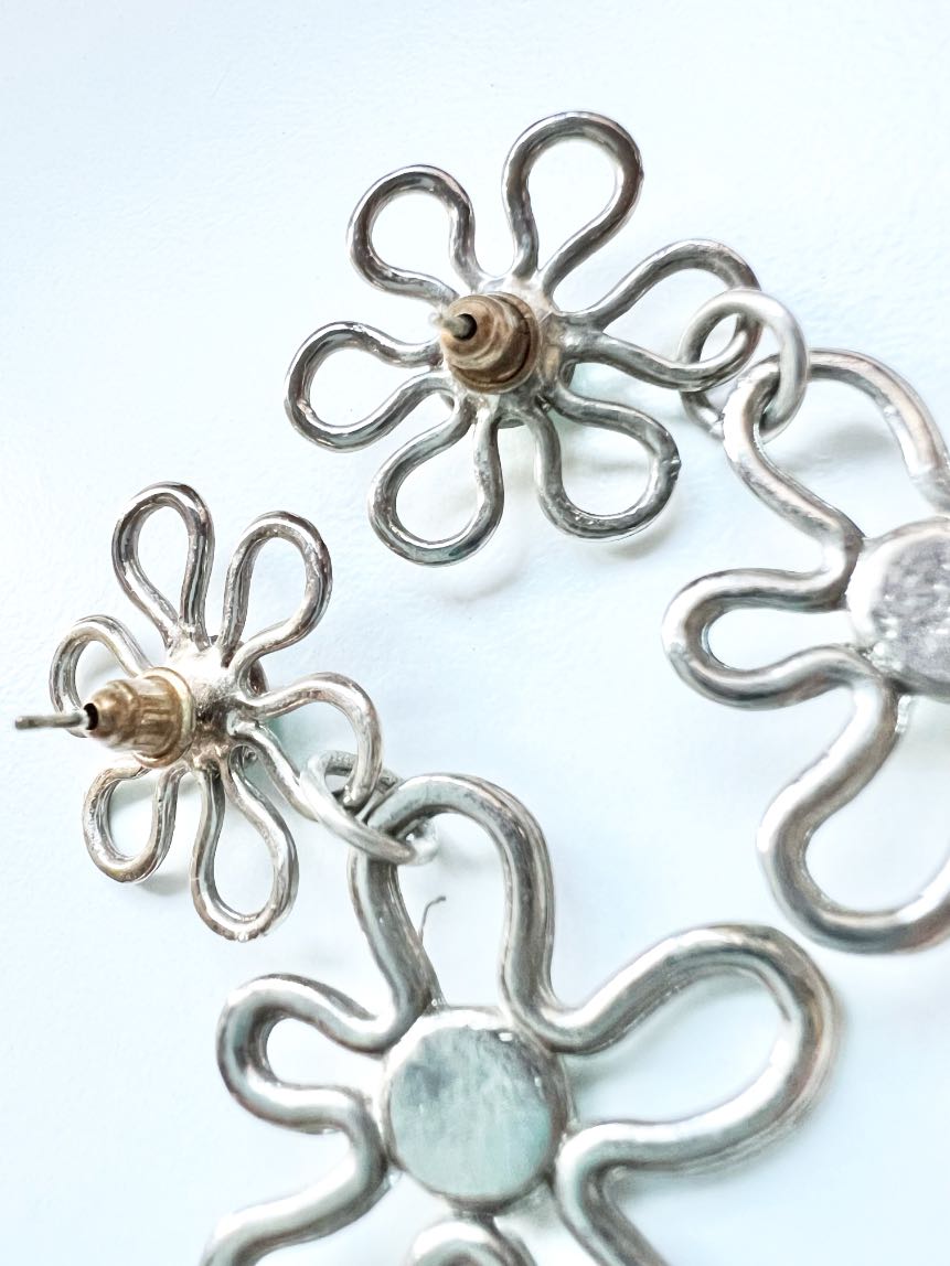 Earrings - Vintage 3 Tier Drop Earrings. For Pierced Ears. Silver Tone Flowers with Turquoise Glass Bead in Centre ML2016 - Image 2
